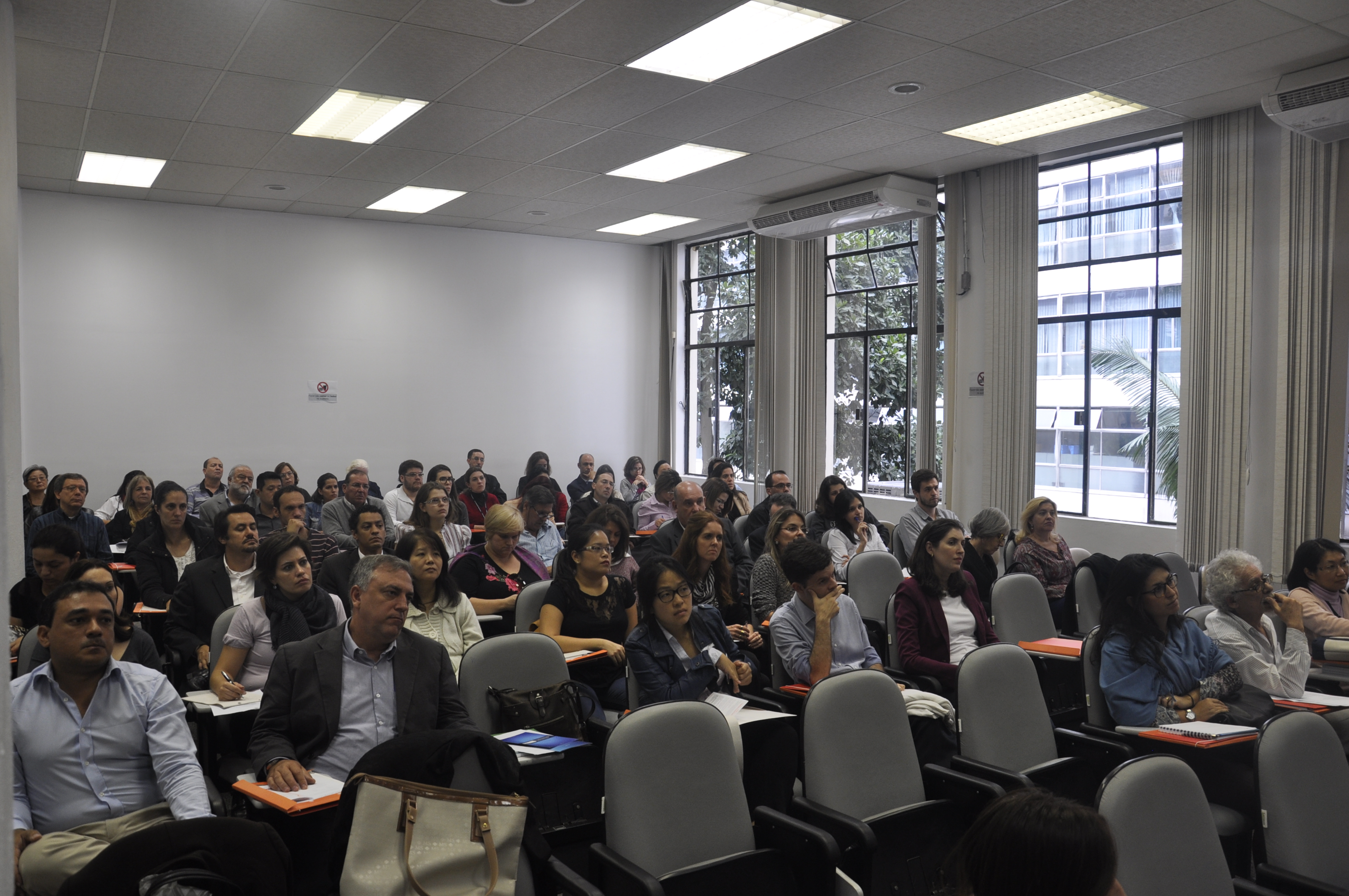 Participantes no auditório do US no primeiro dia de Seminário 